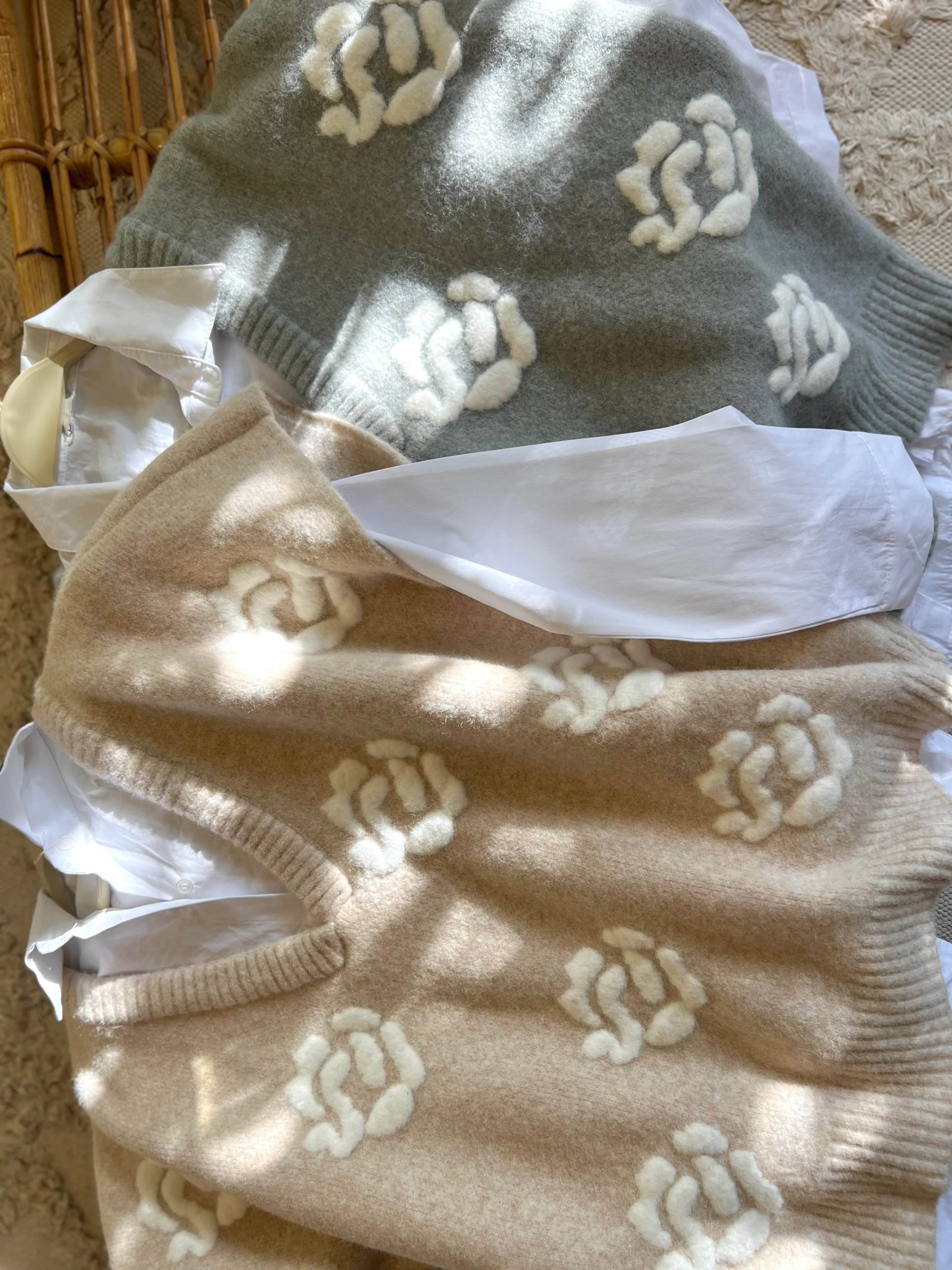 Roses Beige Triko Vest - Image 4