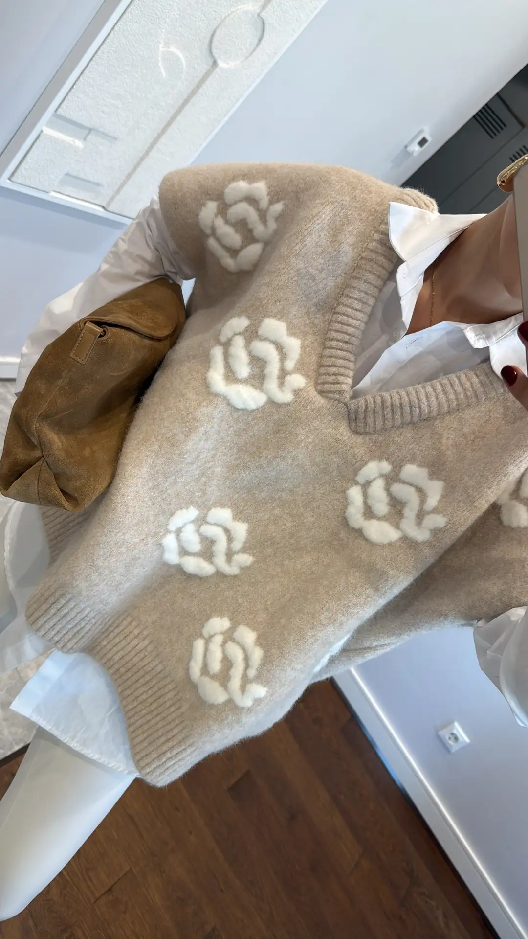 Roses Beige Triko Vest - Image 9