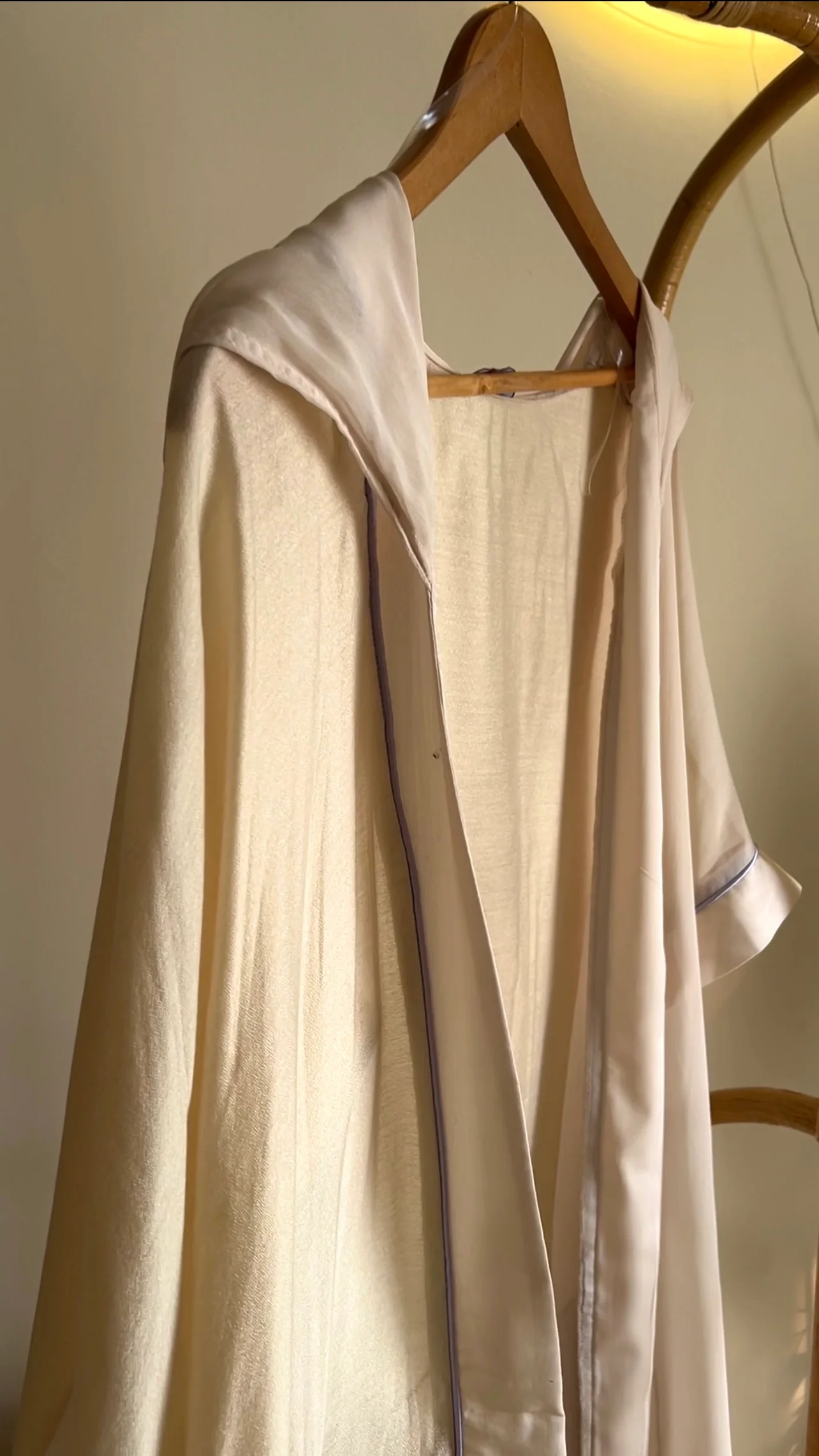 The Hooded Kaftan With Peacock Feathers Embroidery - Image 4